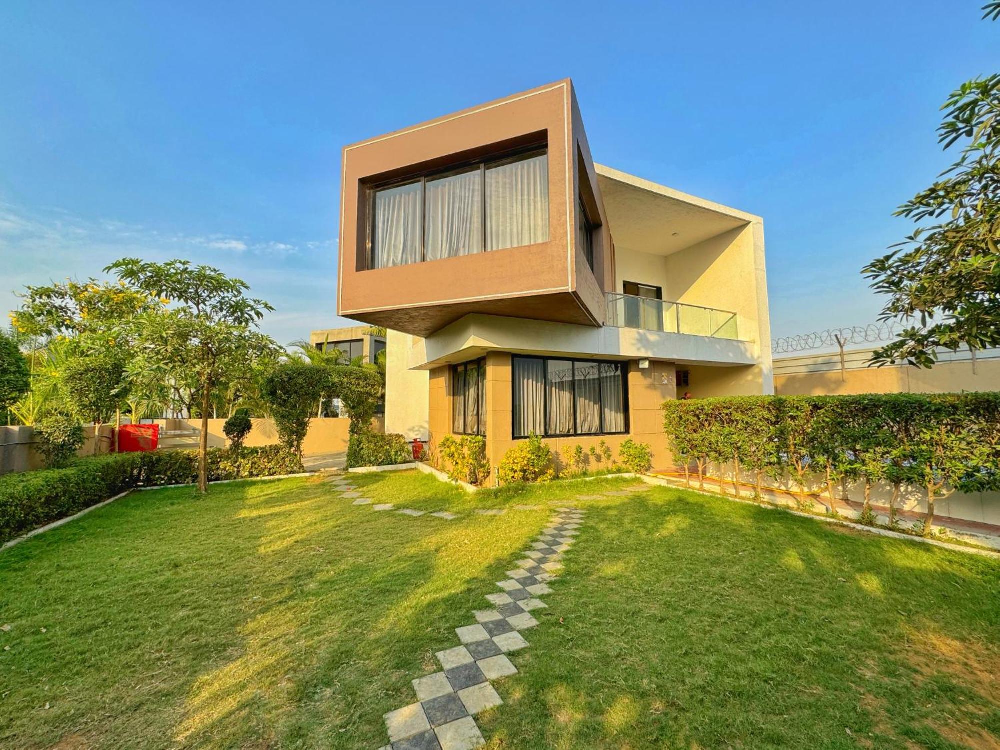 Castillo The Villa Near Kamrej Surat Luaran gambar